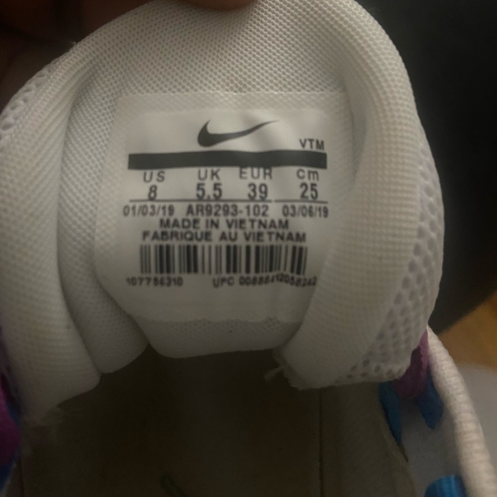 Selling sneaker I bought but couldn’t wear cuz it didn’t fit. Hardly worn.:)